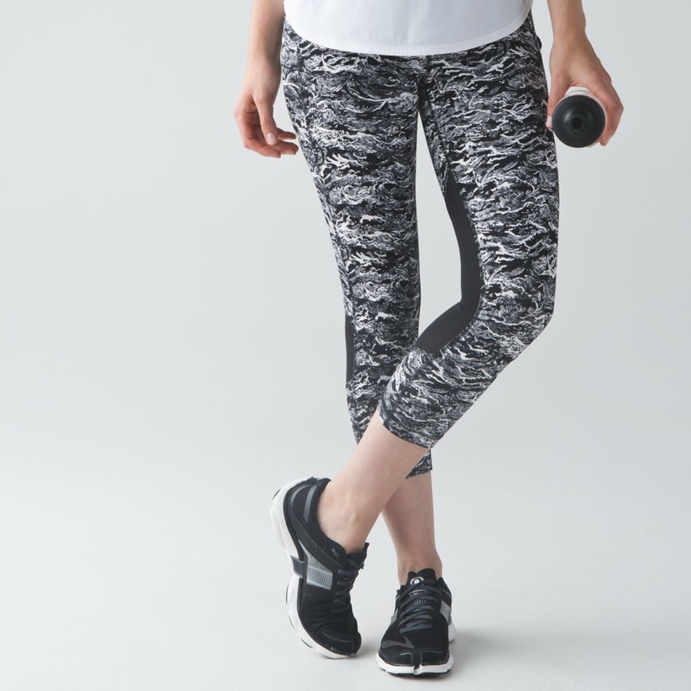 lululemon athletica Black White Patterned Leggings size 6 23” inseam midrise